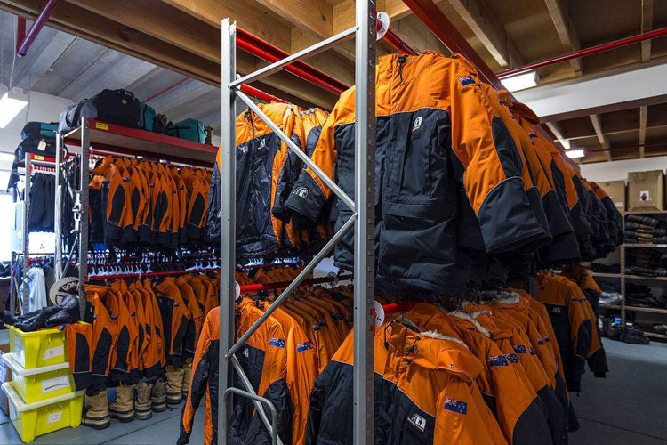 服裝倉庫如何除濕?倉庫除濕機(jī)輕松應(yīng)對(duì)潮濕問題 服裝倉庫如何除濕?倉庫除濕機(jī)輕松應(yīng)對(duì)潮濕問題